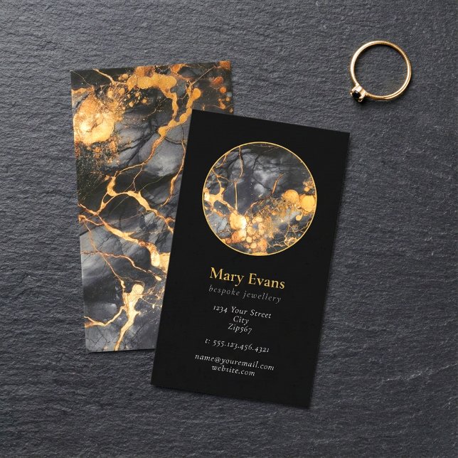 Tarjeta de visita moderna de mármol negro y dorado (Black and gold marble effect modern business card.)