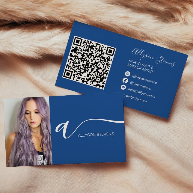 Tarjeta De Visita Moderna maquillaje de pelo azul foto código qr ini (Neon pink hair makeup photo initial qr code business card on blue)