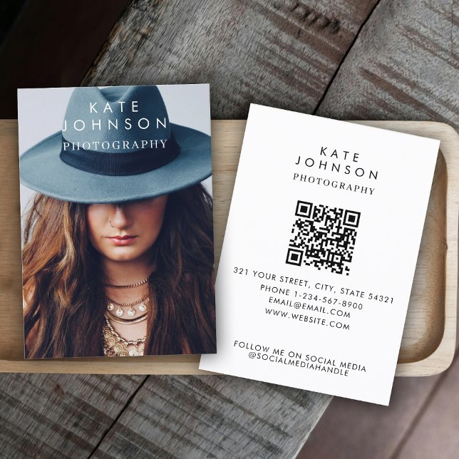Tarjeta De Visita Moderna y elegante foto completa Código QR Medios  (Modern Stylish Full Photo QR Code Social Media Business Card)
