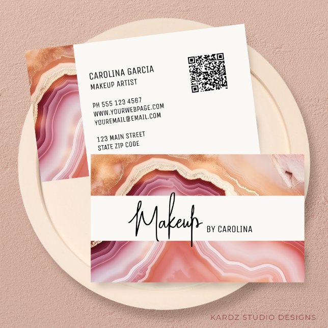 Tarjeta De Visita Moderno artista de maquillaje de lujo (Business cards are shown in 3.5 x 2.0 inch size. Enter URL to create QR Code and add your info.)