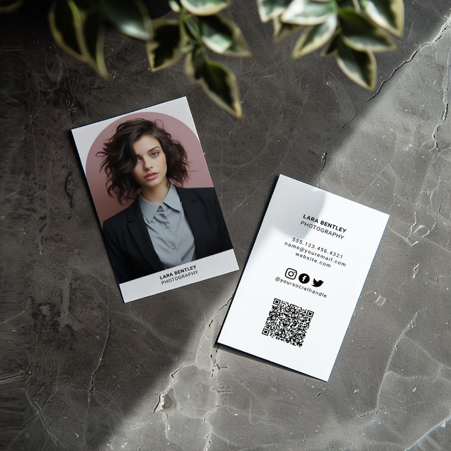 Tarjeta De Visita Moderno estilo de medios sociales fotográficos con (Photo business card with a high-quality photo in a stylish arched frame, along with QR code)