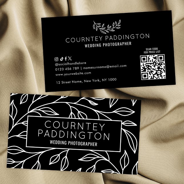 Tarjeta De Visita Moderno Salón de Belleza Floral Blanco y Negro Cód (Modern black and white floral design social media QR code business cards)