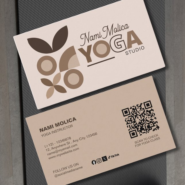 Tarjeta De Visita Moderno y elegante estudio de yoga beige marrón es (Subido por el creador)