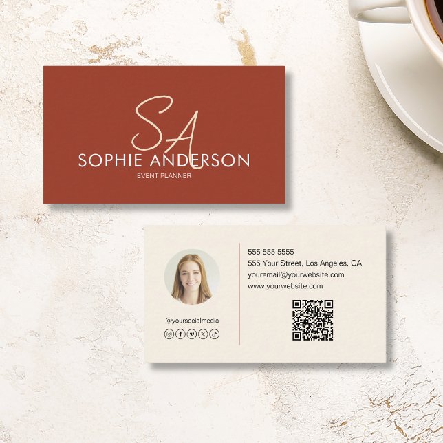 Tarjeta De Visita Moderno y elegante foto de Monograma QR Terracotta (Modern Elegant Monogram Photo QR Terracotta Business Card)