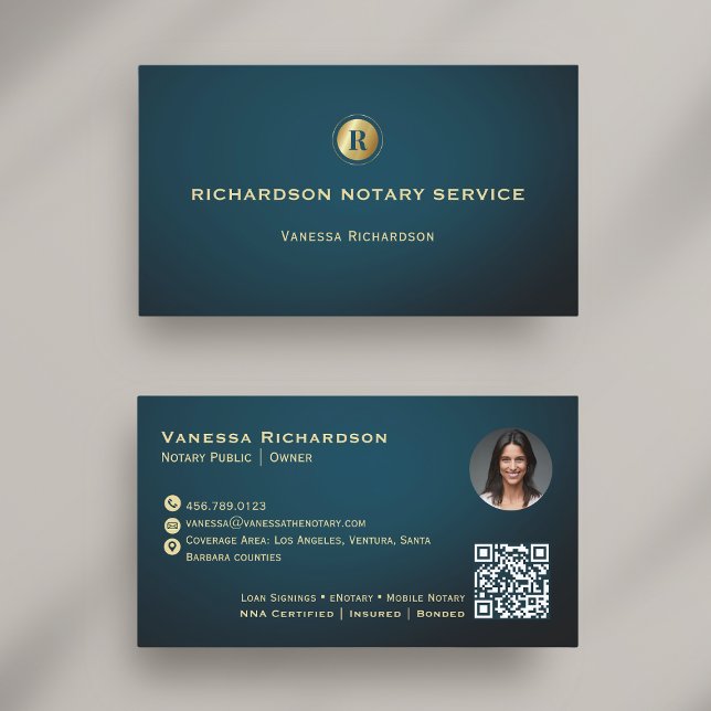 Tarjeta De Visita Monograma azul oscuro y dorado notario elegante QR (Subido por el creador)