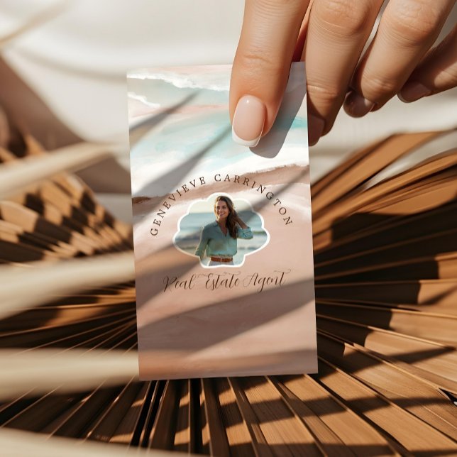 Tarjeta De Visita Monograma de la Shell de la propiedad de la propie (Watercolor Costal Beach Shoreline Real Estate Business Card (Front))