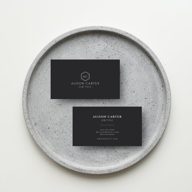 Tarjeta de visita monogramada moderna | Negro (A black business card with elegant diamond monogram and modern font.)
