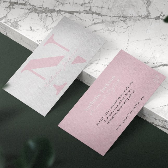 Tarjeta De Visita Monogramado rosa pálido profesional de moda (Subido por el creador)