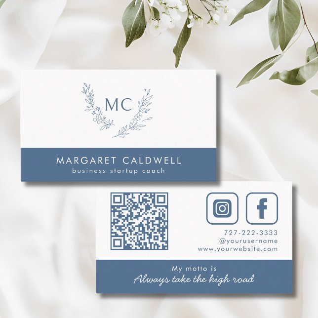 Tarjeta De Visita Moraleja de Monograma Azul Dusto (Dusty Blue Monogram Wreath Social Media QR Code Business Card with Tagline)