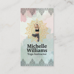 Tarjeta De Visita Mujer en postura de yoga   Patrón de mandala y pai