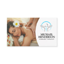 Mujer sonriendo para recibir masajes