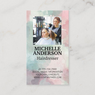 Tarjeta De Visita Mujer trabajando en el cabello en el estudio