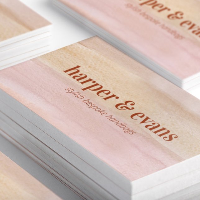 Tarjeta De Visita Naranja moderno y agua de roya (Closeup of stacked Modern Dusty Orange and Rust Watercolor Wash Business Cards-Front)