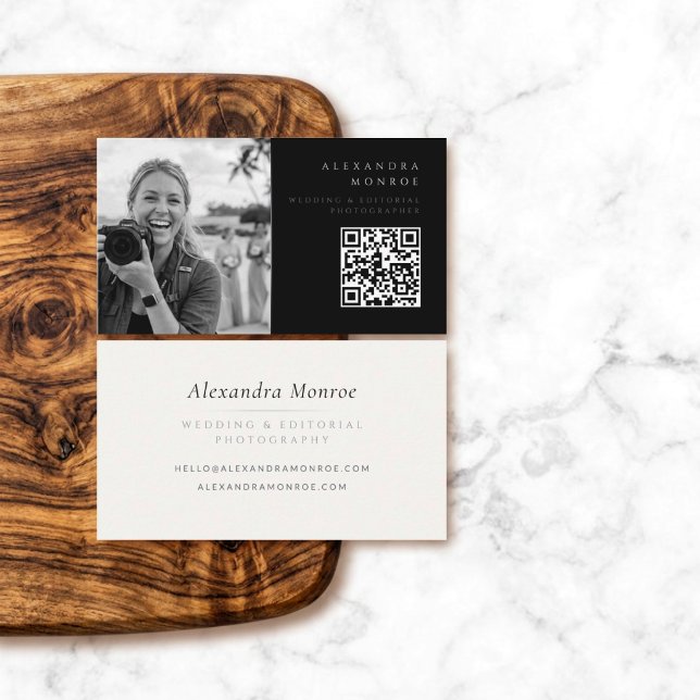 Tarjeta de visita negra y plateada con código QR p (Subido por el creador)