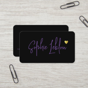 Tarjeta De Visita Nombre de caligrafía púrpura en negro con corazón