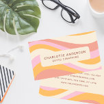 Tarjeta De Visita Onda de Vintage Girly Retro Resumen Femenino de mo<br><div class="desc">Las tarjetas de negocios de nombre personalizado Girly Retro Vintage Wave presentan una onda retro en tonos rosa,  naranja y blanco con un overlay de su nombre y compañía o designación en la parte delantera. Al contrario,  sus datos de contacto personalizados. Diseñado por © Evco Studio www.zazzle.com/store/evcostudio</div>