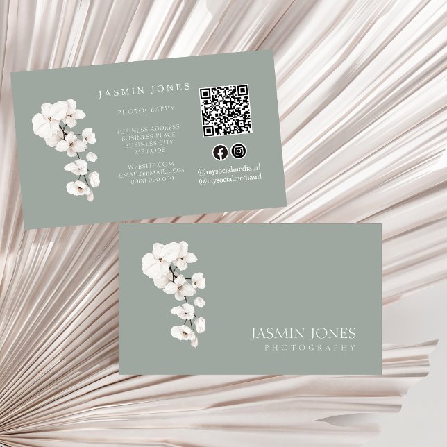 Tarjeta De Visita Orquídeas Blancas Verdes Modernas Código QR Floral (Modern Sage Green White Orchids Floral, QR Code Business Card)