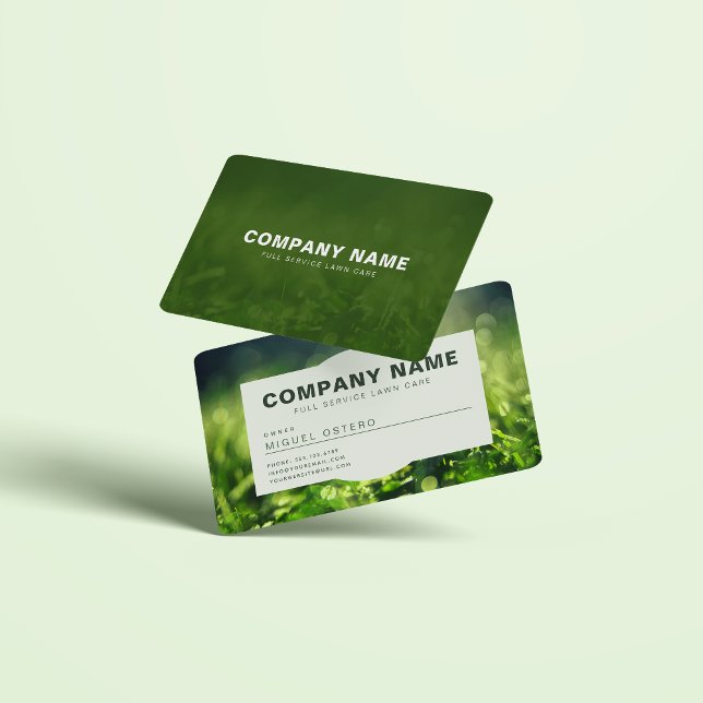 Tarjeta De Visita Paisaje moderno y cuidado del césped (Landscaping and lawn care green grass business card. Front and back both shown in mockup.)