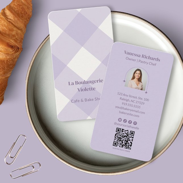 Tarjeta De Visita Pastel Purple Gingham Bakery Vertical QR Photo (Subido por el creador)