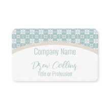 Patrón de flores blancas en el arco de barro verde