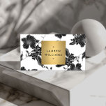 Tarjeta De Visita Patrón floral negro vintage<br><div class="desc">Un patrón floral vintage se hace moderno cuando se combina con una caja de oro metálica falsa que contiene su nombre o nombre de negocio en este elegante diseño de tarjeta de visita. El arte blanco y negro es clásico e intemporal, lo que le da a tu marca una estética...</div>