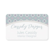 Patrón simétrico de flores rosadas en arco sabio