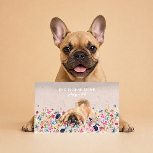Tarjeta De Visita Perro pequinés jugando alrededor de flores
