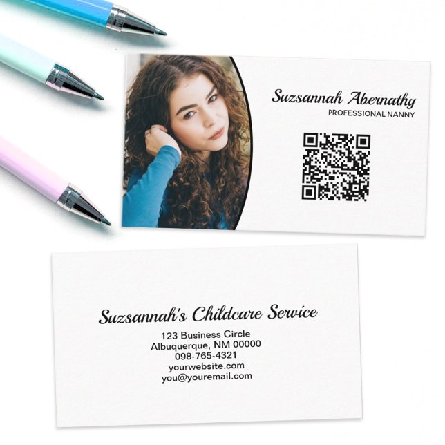 Tarjeta De Visita Personalizado de niñera profesional Oval Photo QR  (Subido por el creador)