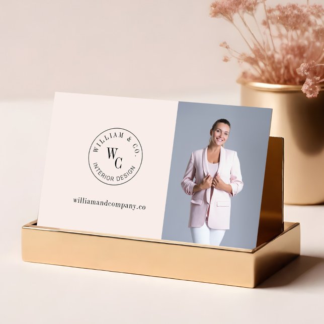 Tarjeta De Visita Personalizado de un Escudo circular monograma mode (Modern Monogram Circle Crest Custom Photo QR Code Business Card Front)