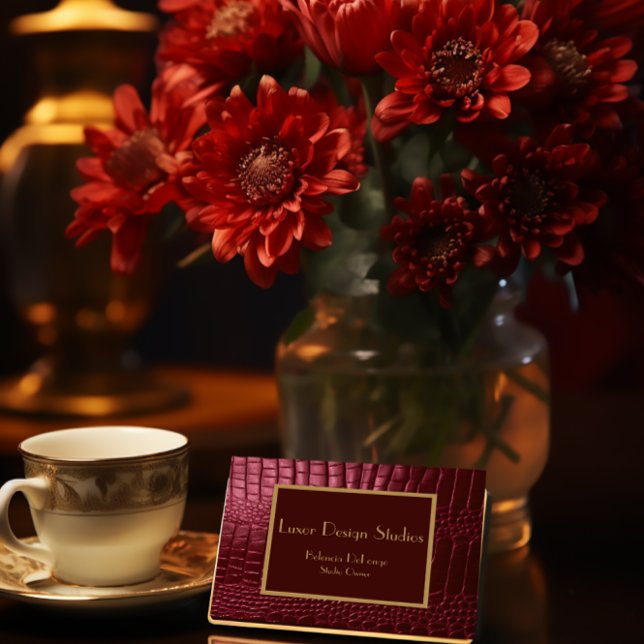 Tarjeta De Visita Personalizado profesional de cocodrilos de Burgund (Elegant Faux Crocodile Pattern Business Card in Burgundy)