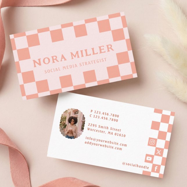 Tarjeta De Visita Pink Retro Checkered Pattern Content Creator Photo (Pink Retro Checkered Pattern Content Creator Photo Business Card)