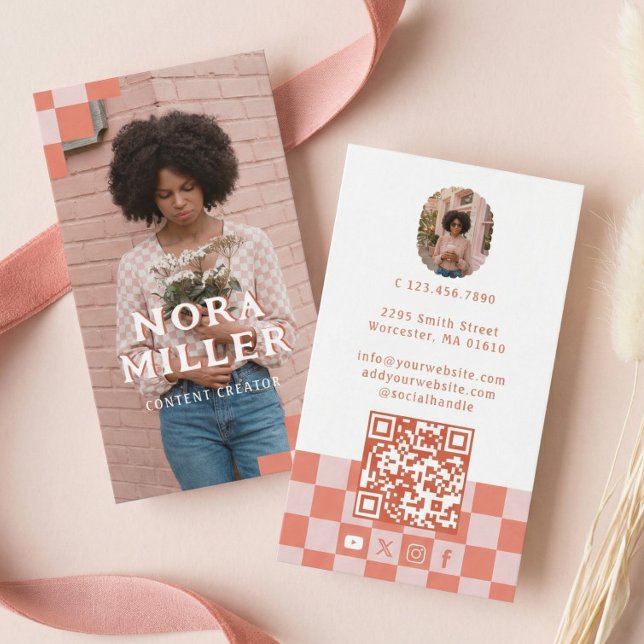 Tarjeta De Visita Pink Retro Checkered Pattern Content Creator Photo (Pink Retro Checkered Pattern Content Creator Photo Business Card)