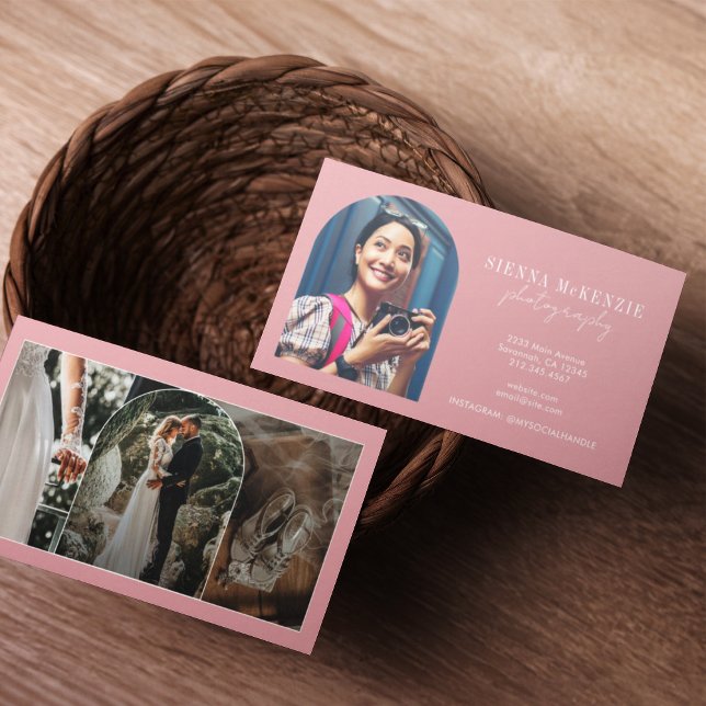 Tarjeta De Visita Profesional de la fotografía de escritura artístic (Two business cards in a woven basket on a wooden table. One card shows a smiling woman with a camera)