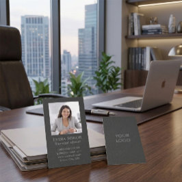 Tarjeta de visita profesional gris oscuro con foto