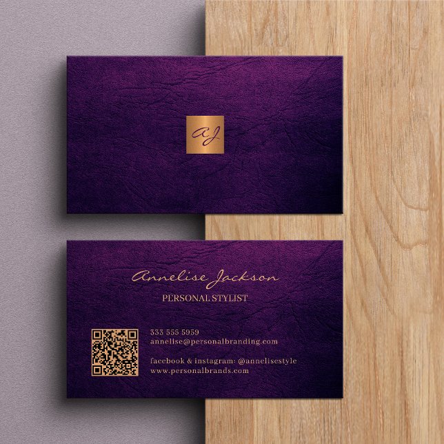 Tarjeta De Visita QR elegante lujoso monograma dorado de cuero púrpu (Subido por el creador)