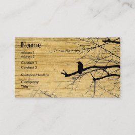 Tarjeta De Visita Raven en el árbol con fondo de madera Business