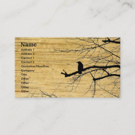 Tarjeta De Visita Raven en el árbol con fondo de madera Business