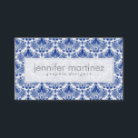 Tarjeta De Visita Reales Elegantes Damas Y Bañeras Azules Y Blancas<br><div class="desc">Elegantes damascos florales de color azul real y blanco. Disponible en otros productos. Personalizable completo de la plantilla de tarjeta de visita.</div>