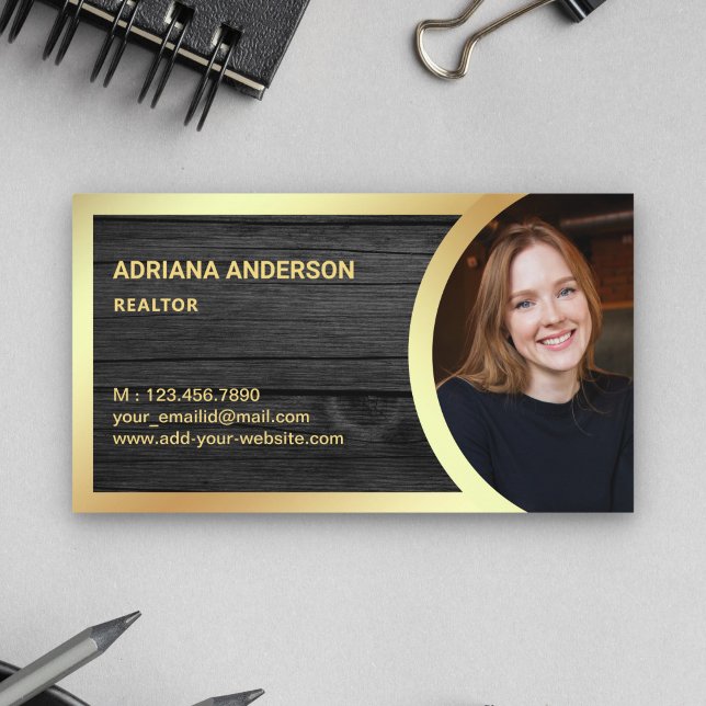 Tarjeta De Visita Relieve metalizado dorado de madera gris Realtor d (Subido por el creador)