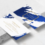 Tarjeta De Visita Resumen de pinceles azules índigo<br><div class="desc">Las pinceladas de pintura azul índigo crean un fondo abstracto en esta plantilla de tarjeta de visita de diseñador. El nombre o el nombre de su empresa se muestran en una caja de oro falsa en la parte delantera para una estética moderna. Esta tarjeta de doble cara te permite tener...</div>