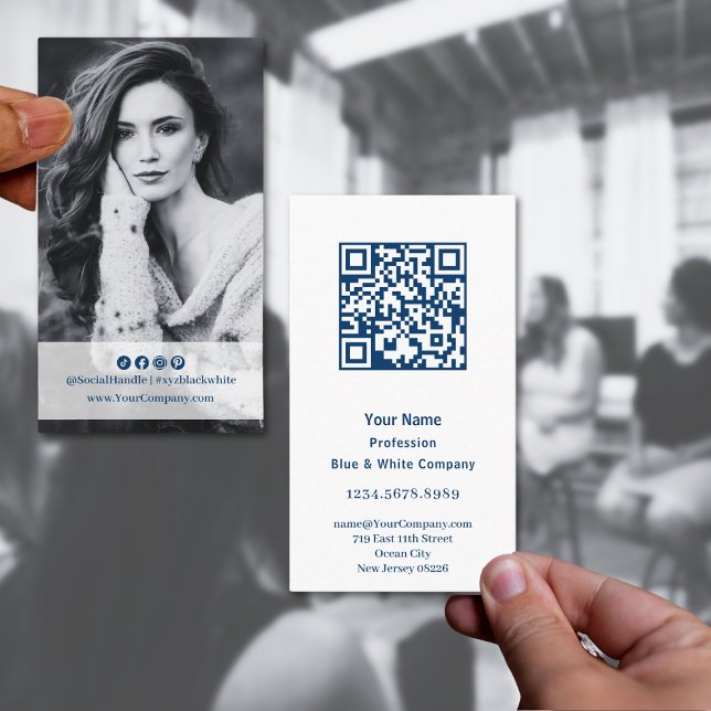 Tarjeta De Visita Retrato elegante azul y blanco (Elegant Blue & White Portrait Business Card with QR code and Photo)