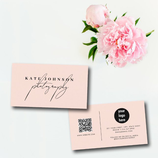 Tarjeta De Visita Rubor Pink Signature Script QR Código Medios socia (Blush Pink Signature Script QR Code Social Media Business Card)