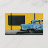 Rusty Blue Car y la pared amarilla
