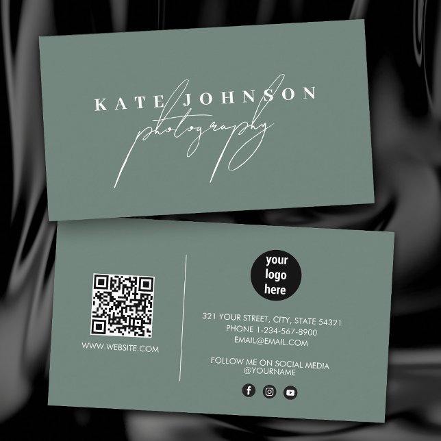 Tarjeta De Visita Sage Green Signature Script QR Código Medios socia (Sage Green Signature Script QR Code Social Media Business Card)