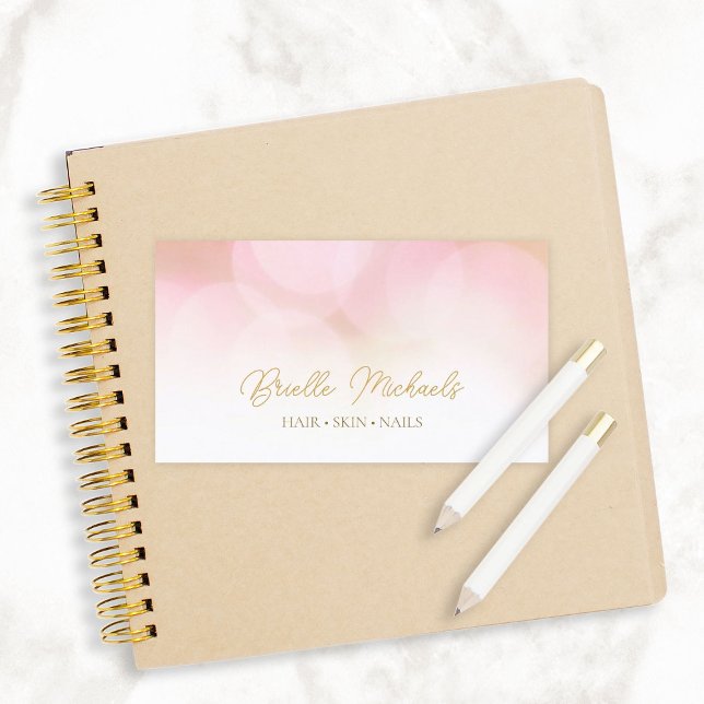 Tarjeta De Visita Salón de belleza romántico con guion dorado (Romantic Pink Bokeh Gold Script Beauty Salon Business Cards)