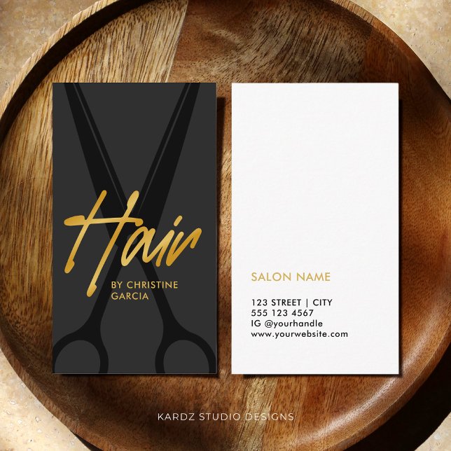 Tarjeta De Visita Salón Gris Oscuro De Estilo Hair (This hair stylist card is shown in 3.5 x 2 inches. The golden color is a Faux Gold effect.)