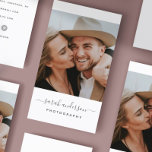 Tarjeta De Visita Script de fotografía de tipografía moderna<br><div class="desc">Tarjetas de visita de fotografía profesional y moderna que incluyen tu foto con la tipografía de escritura minimalista de moda. Añade la información de contacto al reverso. Incluye tres iconos de medios sociales y un campo para tu nombre de usuario.</div>