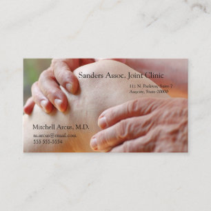 Tarjeta De Visita Senior examina una rodilla dolorosa