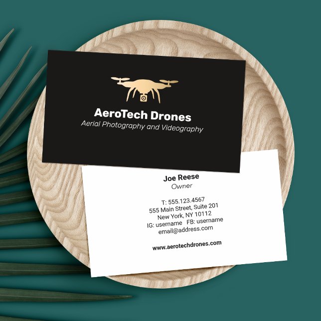 Tarjeta De Visita Servicios aéreos de fotografía con drones: oro y n (Gold Aerial photography drone on black background.)