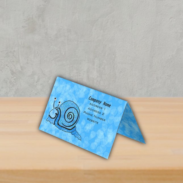 Tarjeta De Visita Sonriente Fantasy Snail Resumen de trama azul (Cute blue cartoon snail white eyes on marbled background in shades of blue standing business card.)